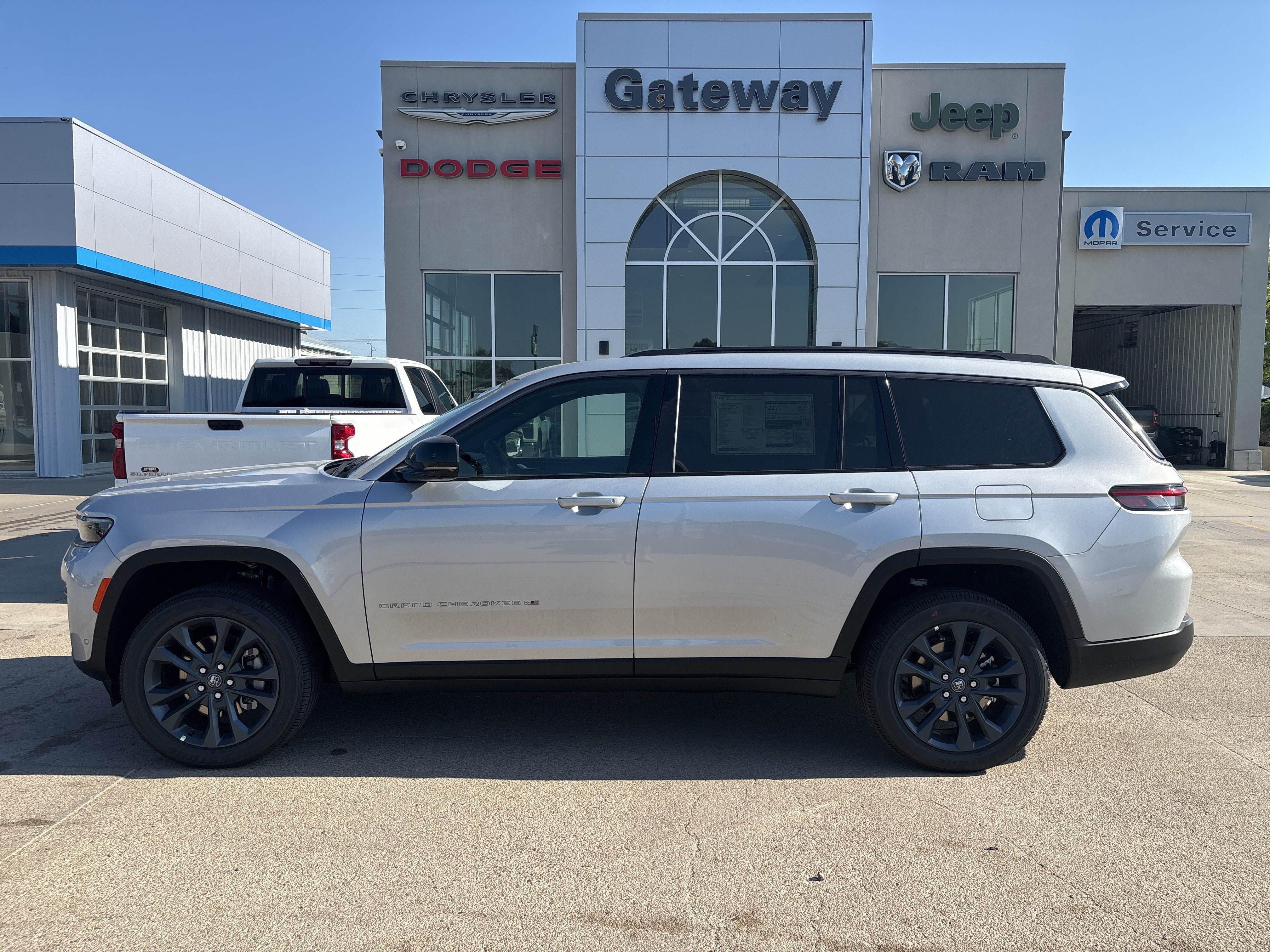 2026 Jeep Grand Cherokee GRAND CHEROKEE L 85TH ANNIVERSARY EDITION 4X4 in Silver Zynith Exterior Paint — front three-quarter view