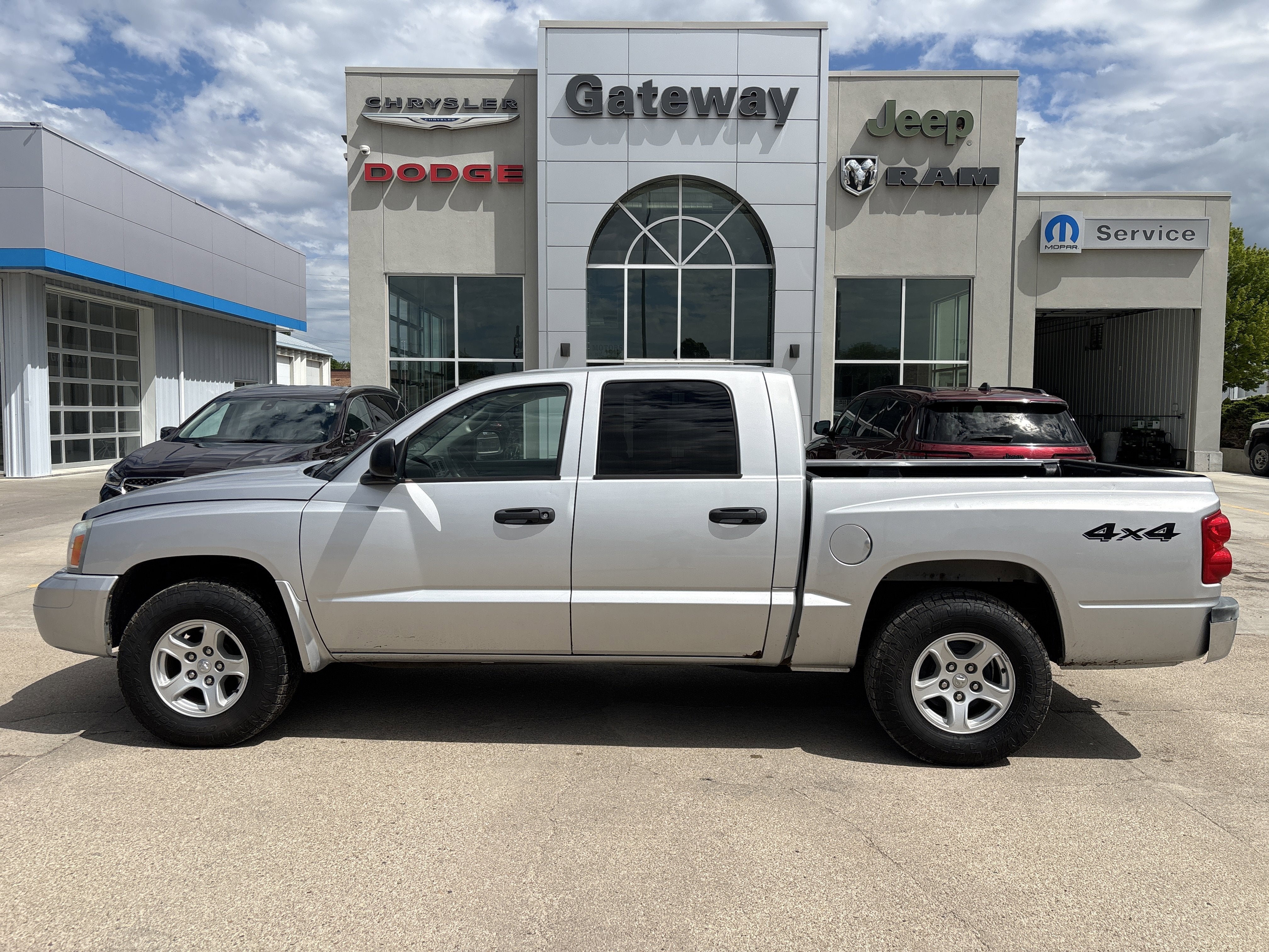 2006 Dodge Dakota SLT in Bright Silver Metallic Clearcoat — front three-quarter view